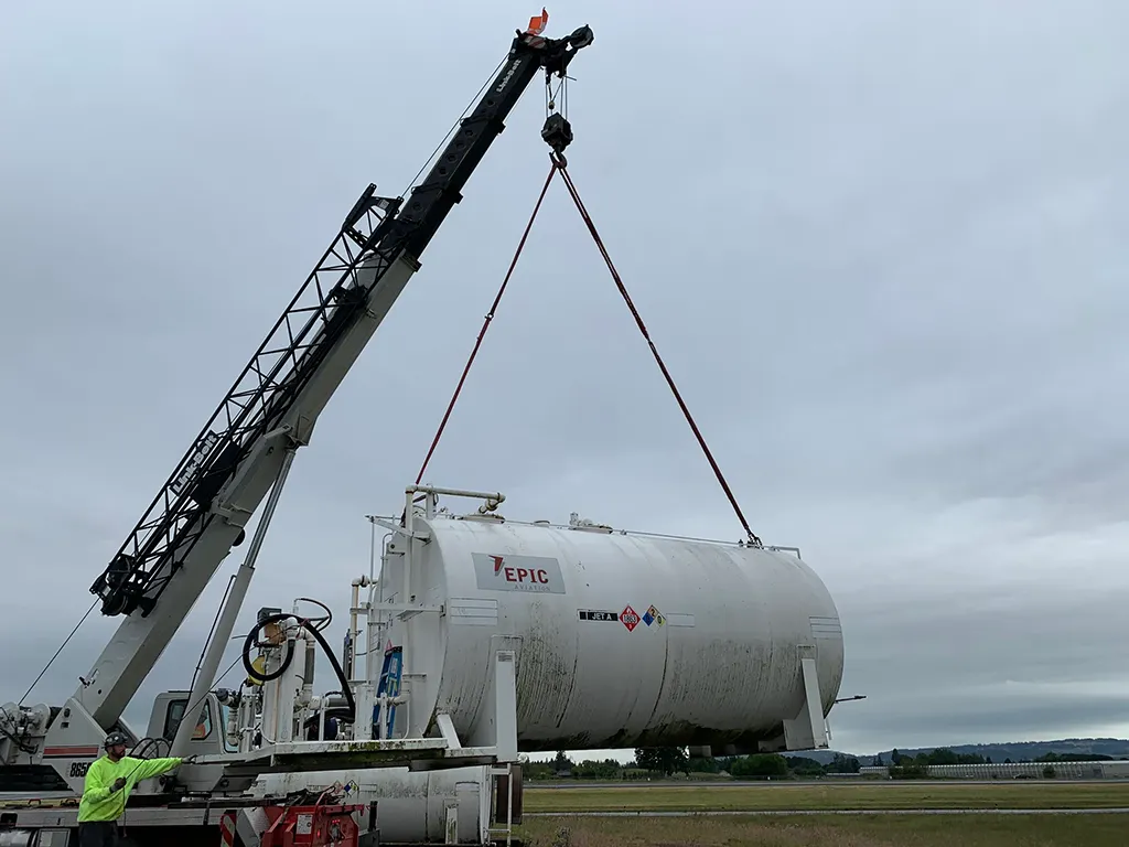 Jacked Co. Link-Belt crane performing a heavy lift of a large Epic Aviation fuel storage tank.